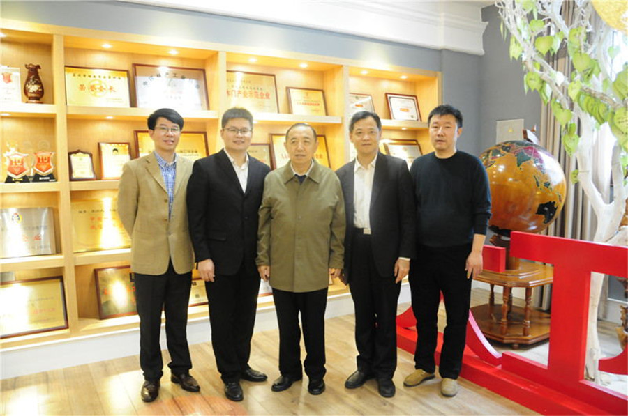 国家人社部原副部长杨志明（左三）一行莅临D体育（中国）参观指导，D体育（中国）董事长蒋卫（左二）.jpg
