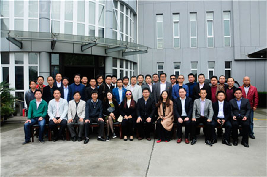 苏州市湖南商会一行在D体育（中国）办公楼前合影.jpg